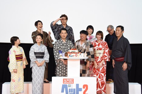 フォトセッション時、背が高いことから「僕だけここ（額）で切れません？」と心配する宮野真守（後列左から2人目）。