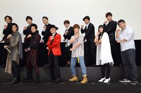 「劇場版 仮面ライダージオウ Over Quartzer」公開記念舞台挨拶の様子。上段左からTOMO、KENZO、KIMI、Daichi、U-YEAH、YORI。下段左から渡邊圭祐、押田岳、ISSA、奥野壮、大幡しえり、田崎竜太。