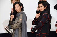 “バイーン”のポーズでフォトセッションに応じる渡邊圭祐（左）と押田岳（右）。