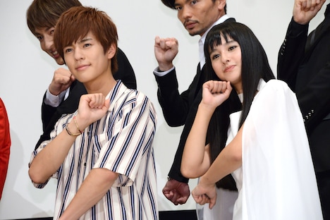 “バイーン”のポーズでフォトセッションに応じる奥野壮（左）と大幡しえり（右）。