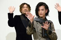 退場間際の渡邊圭祐（右）。