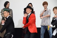 入場早々BGMの「P.A.R.T.Y. ～ユニバース・フェスティバル～」に合わせて踊るDA PUMPのISSA（中央）。