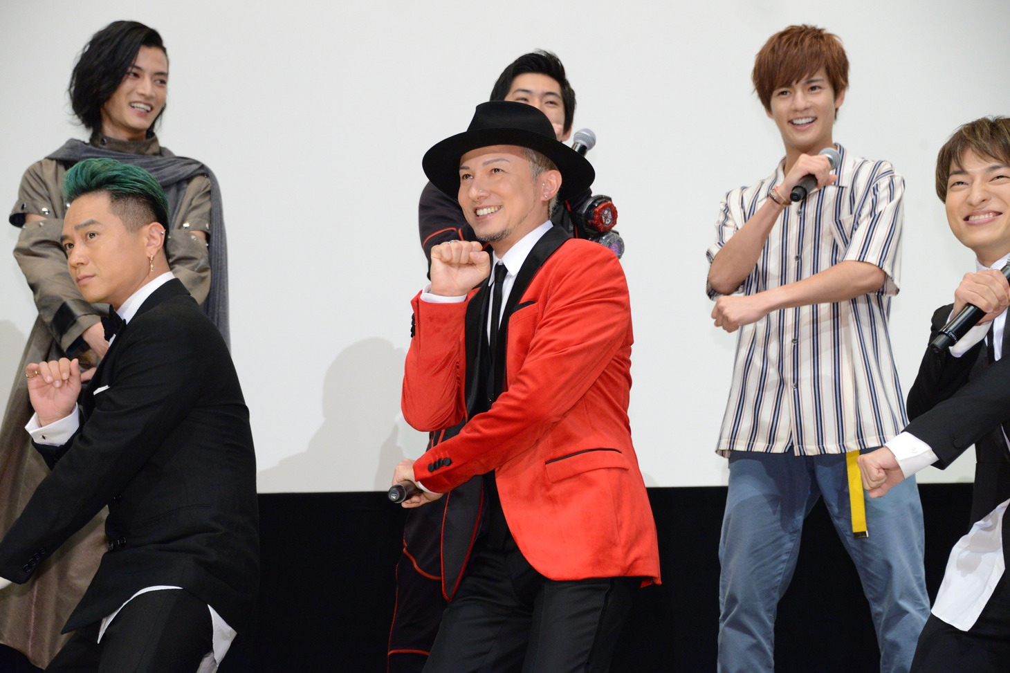 入場早々BGMの「P.A.R.T.Y. ～ユニバース・フェスティバル～」に合わせて踊るDA PUMPのISSA（中央）。