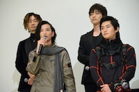 手前左から渡邊圭祐、押田岳。