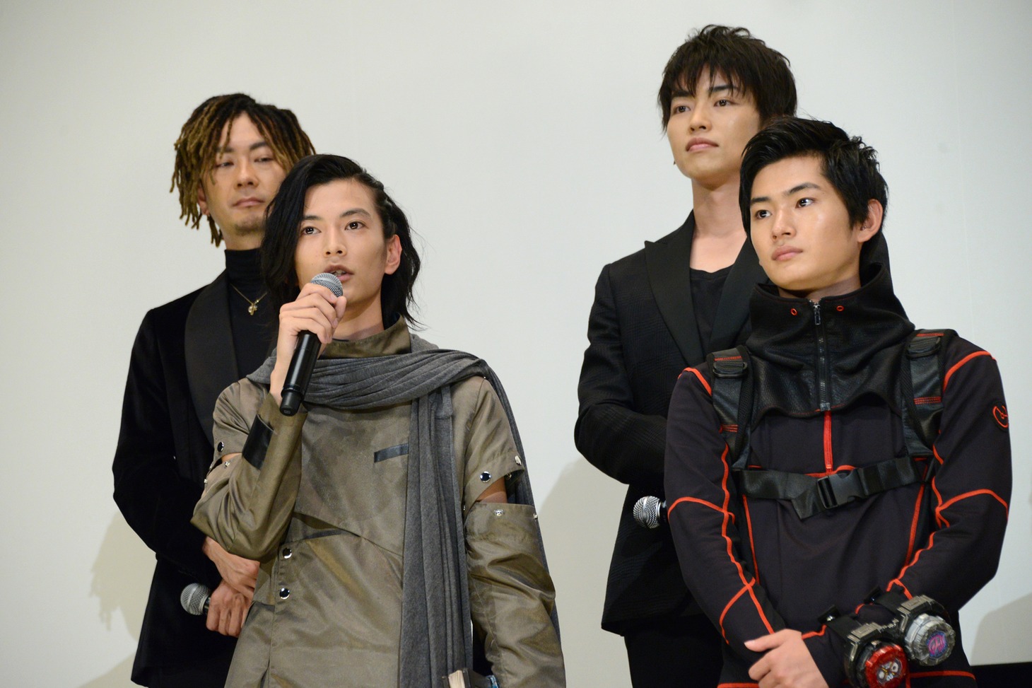 手前左から渡邊圭祐、押田岳。