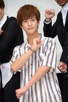 “バイーン”のポーズを決める奥野壮。