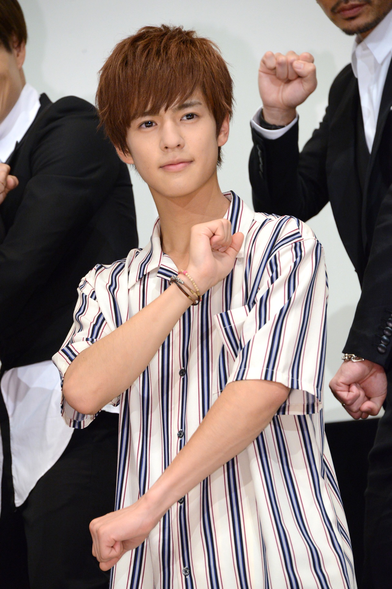 “バイーン”のポーズを決める奥野壮。