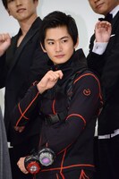 “バイーン”のポーズを決める押田岳。