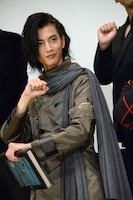 “バイーン”のポーズを決める渡邊圭祐。