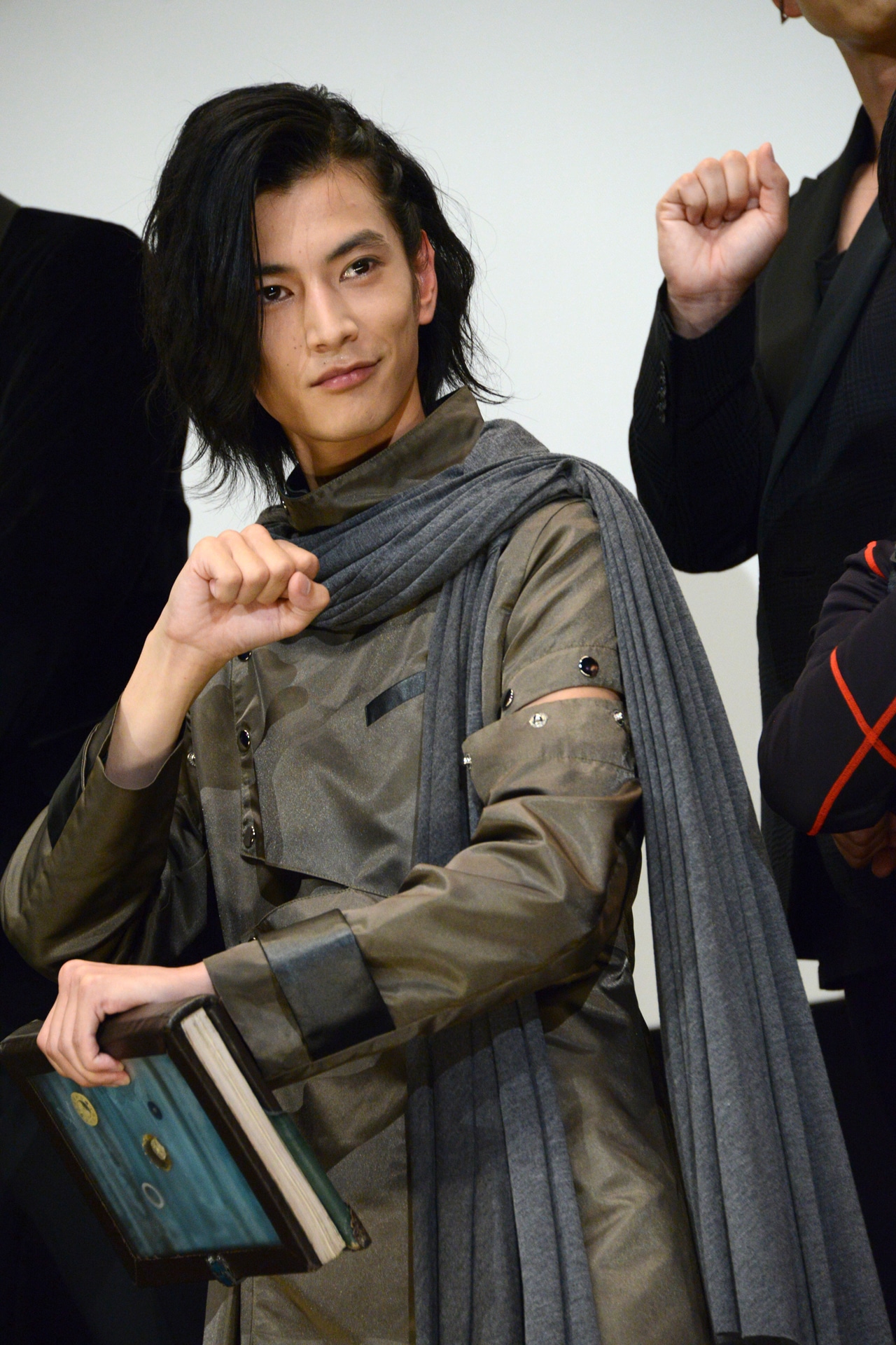 “バイーン”のポーズを決める渡邊圭祐。