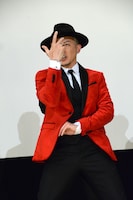 仮面ライダーバールクスへの変身時のポーズを決めるISSA。