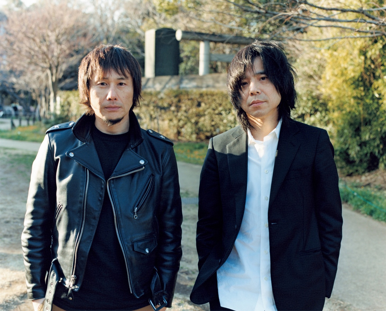左から横山健、宮本浩次。(c)佐内 正史