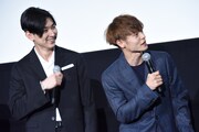 りんごちゃんを見つめる松田翔太（左）、窪田正孝（右）。