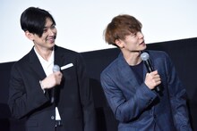 りんごちゃんを見つめる松田翔太（左）、窪田正孝（右）。