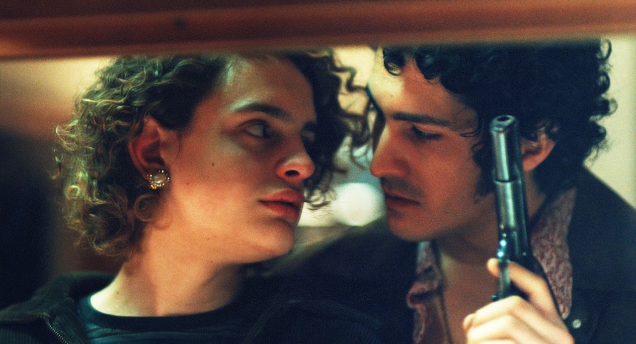 「永遠に僕のもの」“美しき”連続殺人犯と相棒が妖しく見つめ合う窃盗シーン公開