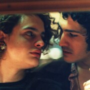 「永遠に僕のもの」“美しき”連続殺人犯と相棒が妖しく見つめ合う窃盗シーン公開