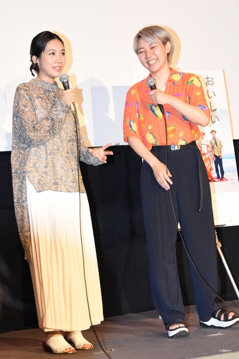 左から松本穂香、ふくだももこ。