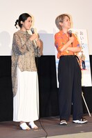 左から松本穂香、ふくだももこ。