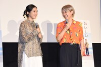 左から松本穂香、ふくだももこ。
