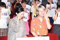 左から松本穂香、ふくだももこ。