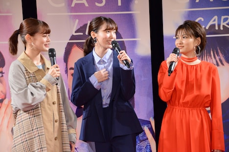 左からemma、飯豊まりえ、佐藤千亜妃。