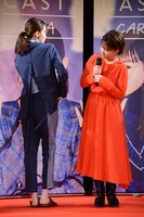 左から飯豊まりえ、佐藤千亜妃。