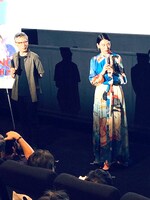 左から矢口史靖、三吉彩花。