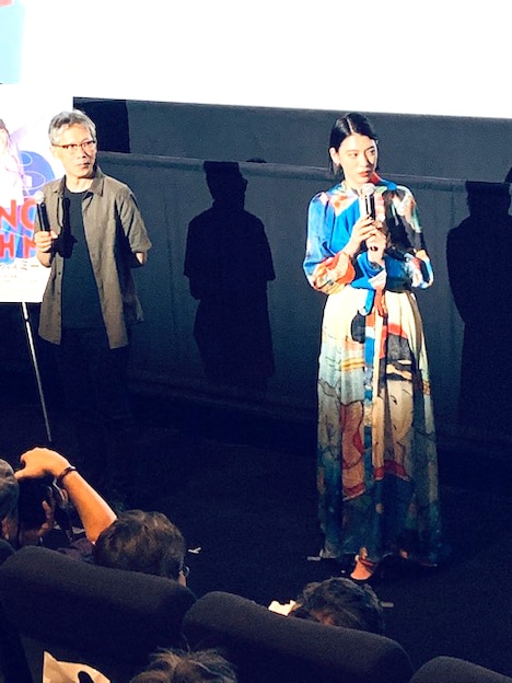 左から矢口史靖、三吉彩花。