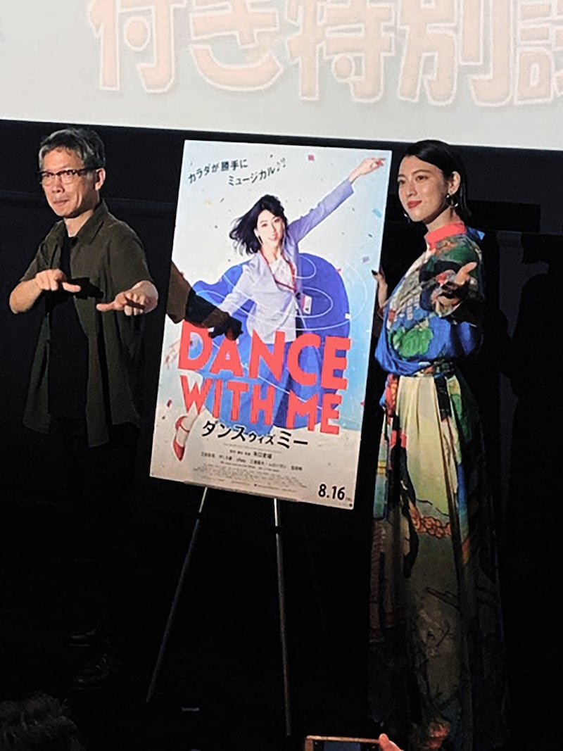 「ダンスウィズミー」トークイベントの様子。左から矢口史靖、三吉彩花。