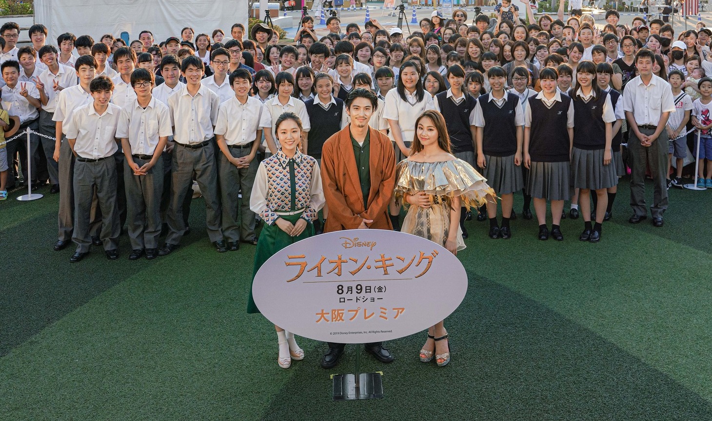 左から門山葉子、賀来賢人、RIRI。