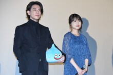 左から佐藤健、有村架純。