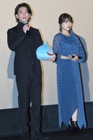 左から佐藤健、有村架純。