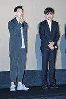 左から井浦新、山崎貴。