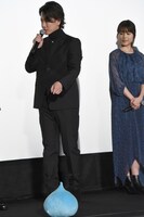 スラりんを使ってプレスコの様子を説明する佐藤健。