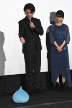 スラりんを使ってプレスコの様子を説明する佐藤健。