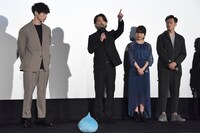 スラりんを使ってプレスコの様子を説明する佐藤健。