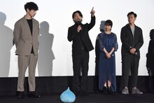 スラりんを使ってプレスコの様子を説明する佐藤健。