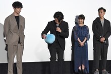 説明が終わりスラりんを拾ってお礼を言う佐藤健。