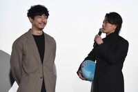 左から坂口健太郎、佐藤健。