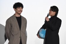 左から坂口健太郎、佐藤健。