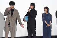 左から坂口健太郎、佐藤健、有村架純。