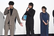 左から坂口健太郎、佐藤健、有村架純。