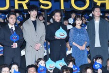 「ドラゴンクエスト ユア・ストーリー」初日舞台挨拶の様子。左から山田孝之、坂口健太郎、佐藤健、有村架純、井浦新。