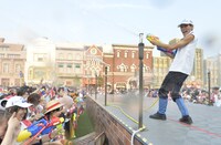 観客に水をかける海軍。