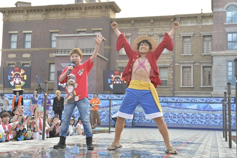 左から田中真弓、ルフィ。