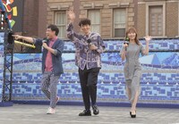 左から山里亮太、ユースケ・サンタマリア、指原莉乃。