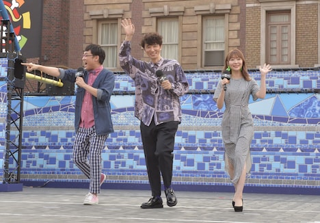 左から山里亮太、ユースケ・サンタマリア、指原莉乃。