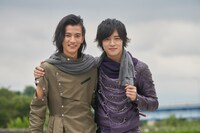 左からウォズ役の渡邊圭祐、チェイス役の上遠野太洸。