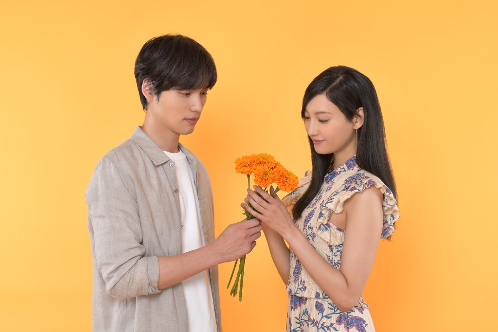 左から福士蒼汰演じる花巻みこと、菜々緒演じる花巻沙羅。