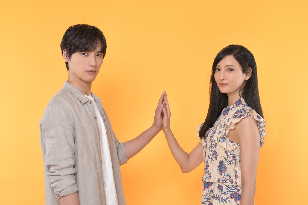 左から福士蒼汰演じる花巻みこと、菜々緒演じる花巻沙羅。